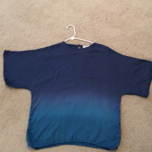 Price firm. Ombré top with keyhole detail on back - Picture 6 of 6